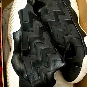 Black Mid Converses 😍